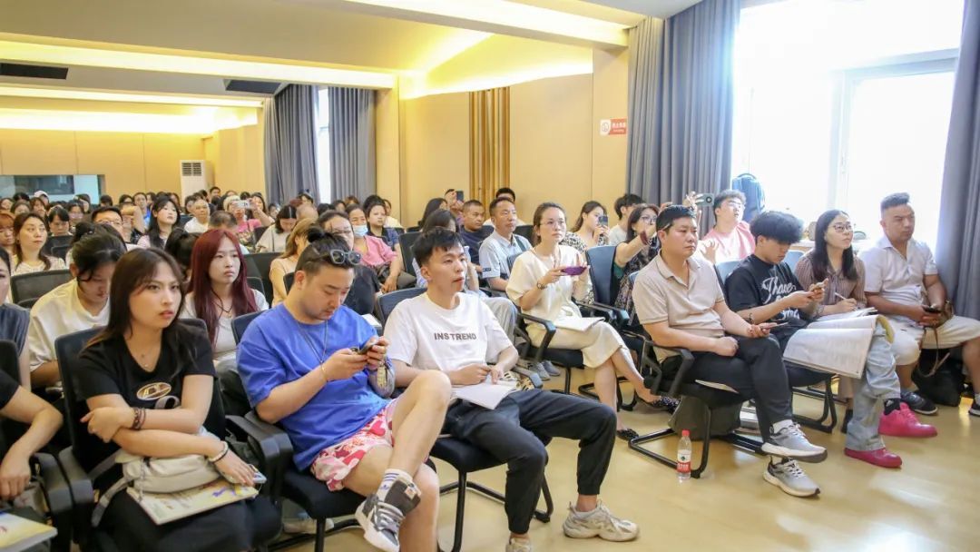 如何通过传球训练增强团队默契?_1